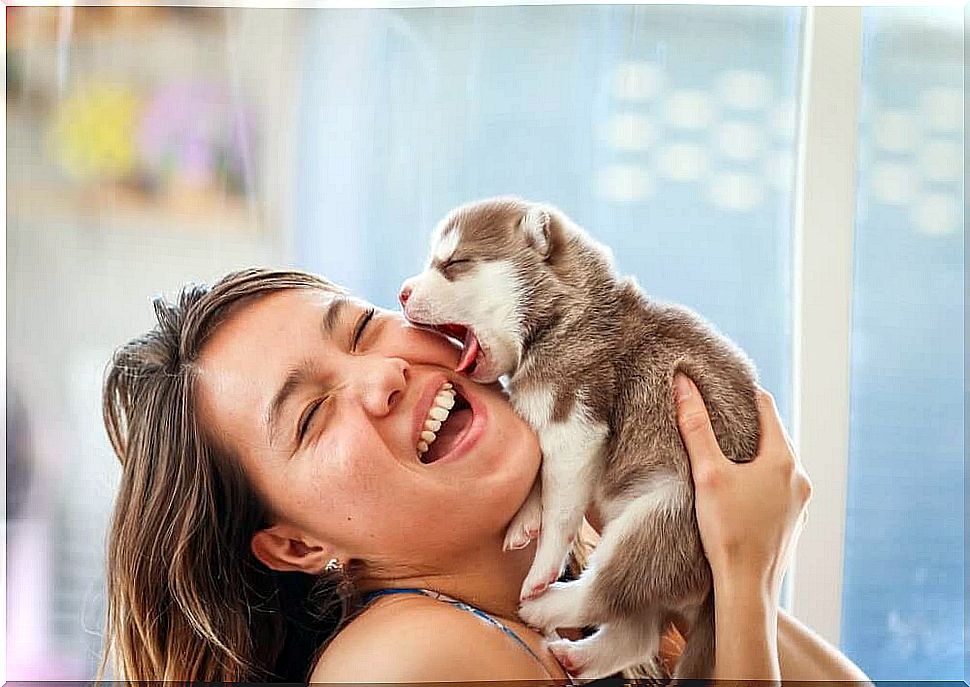 Smiling woman with puppy